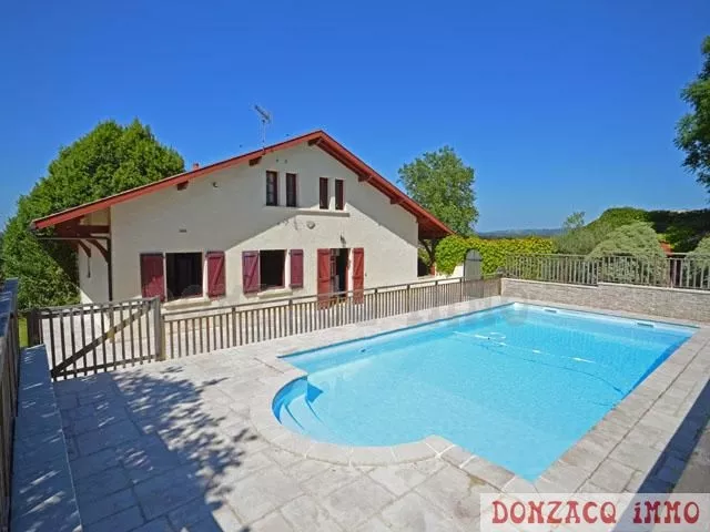 Exclusivité - Maison sur 2000 m² de terrain avec piscine - URT - Pays Basque