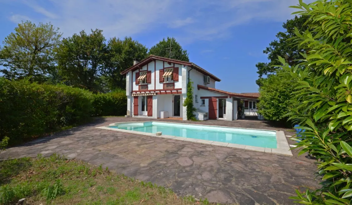 A Benesse Maremne - Sur 674 m² de terrain avec piscine, villa type 4 de 114 m² habitable + garage
