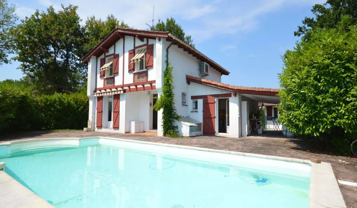 A Benesse Maremne - Sur 674 m² de terrain avec piscine, villa type 4 de 114 m² habitable + garage
