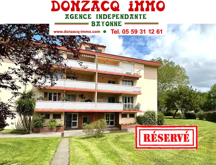 Sur Anglet St Jean - dans résidence reconnue avec parc et ascenseur, dernier étage pour ce joli type 4 de 110 m² H avec balcon, terrasse, 2 caves et un parking extérieur. Poss achat garage en +.