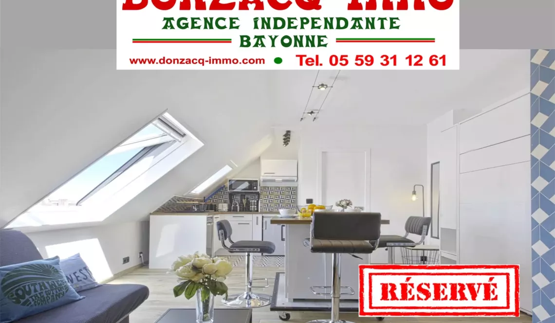 Biarritz Central - Dernier étage, aperçu mer et au calme pour ce splendide studio de 26 m² habitable entièrement rénové et vendu meublé. La classe quoi?