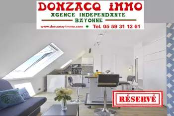 Biarritz Central - Dernier étage, aperçu mer et au calme pour ce splendide studio de 26 m² habitable entièrement rénové et vendu meublé. La classe quoi?