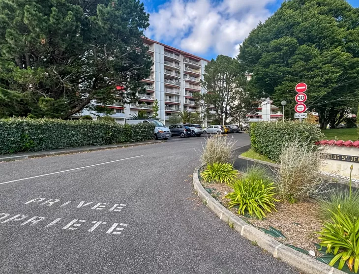 Anglet - Emplacement recherché et en étage élevé pour ce type 3 de 71 m² habitable, terrasse et balcon + cave + place de parking possible