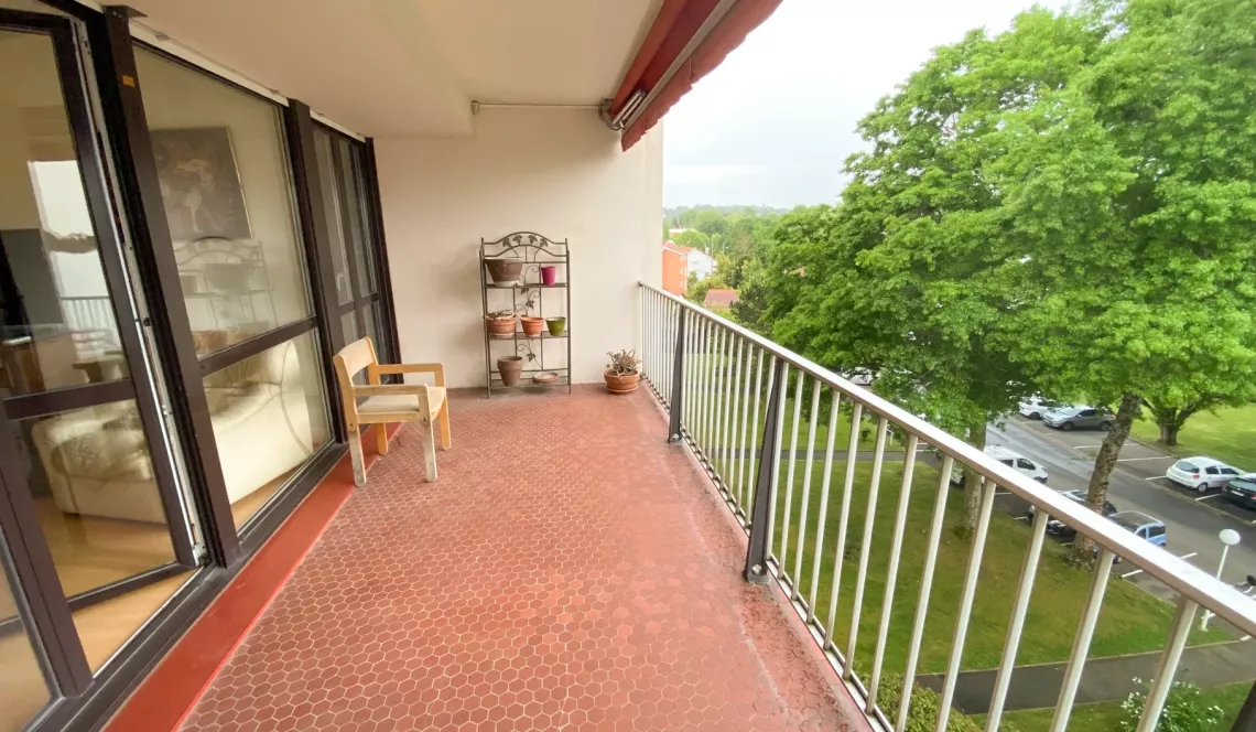 Anglet - Emplacement recherché et en étage élevé pour ce type 3 de 71 m² habitable, terrasse et balcon + cave + place de parking possible