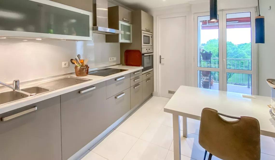 Anglet - Emplacement recherché et en étage élevé pour ce type 3 de 71 m² habitable, terrasse et balcon + cave + place de parking possible