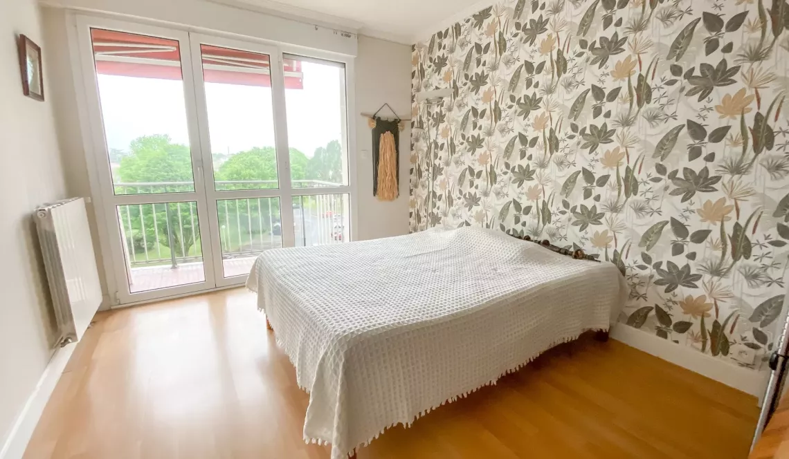 Anglet - Emplacement recherché et en étage élevé pour ce type 3 de 71 m² habitable, terrasse et balcon + cave + place de parking possible