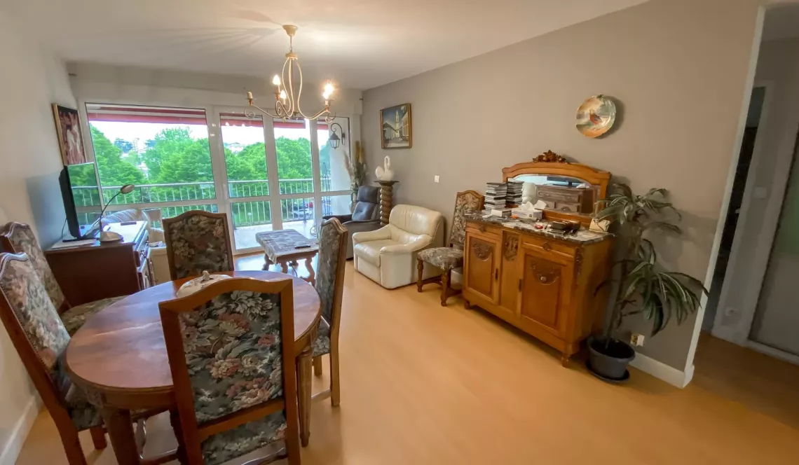 Anglet - Emplacement recherché et en étage élevé pour ce type 3 de 71 m² habitable, terrasse et balcon + cave + place de parking possible