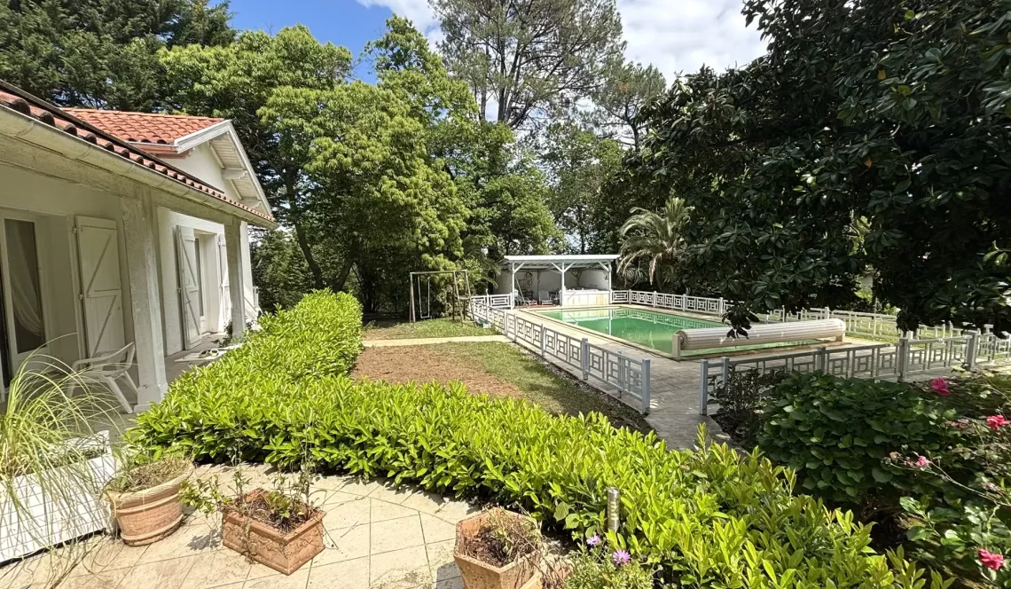 Exceptionnel à Bidart - Dans un cadre enchanteur, villa 4 chambres/4 salles d’eau de 255 m² habitable, pièce de vie de 76 m², garage, atelier, caves et piscine sur 4421 m² de terrain