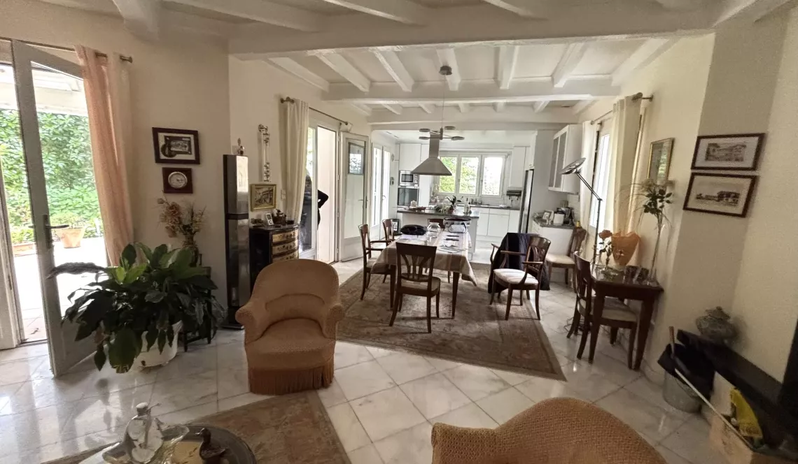 Exceptionnel à Bidart - Dans un cadre enchanteur, villa 4 chambres/4 salles d’eau de 255 m² habitable, pièce de vie de 76 m², garage, atelier, caves et piscine sur 4421 m² de terrain