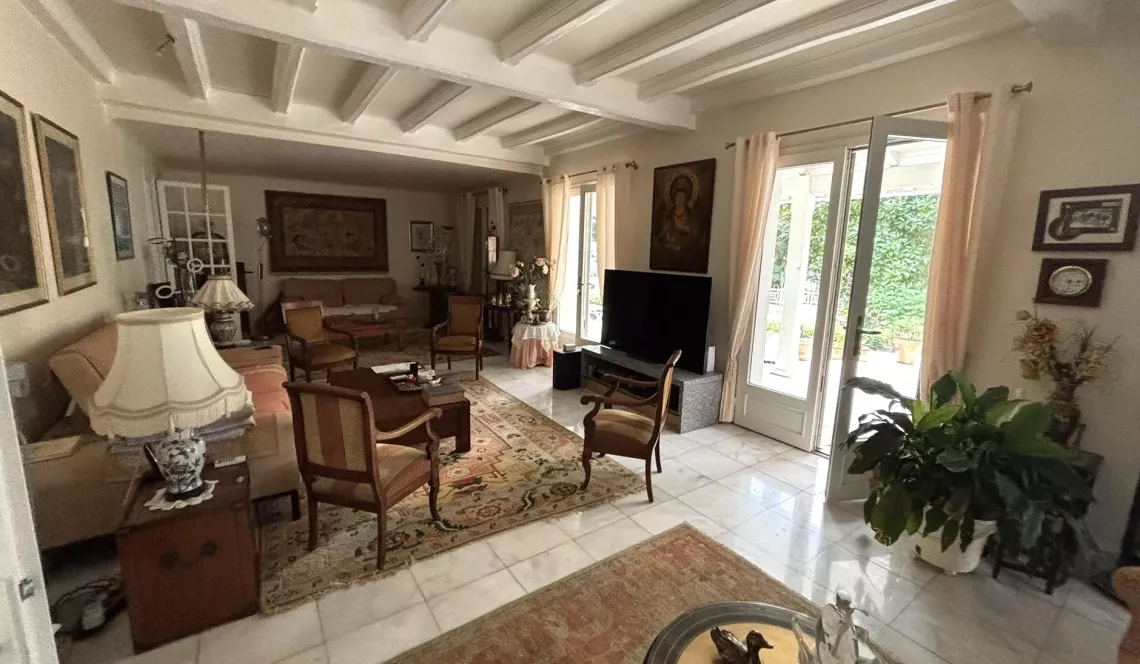 Exceptionnel à Bidart - Dans un cadre enchanteur, villa 4 chambres/4 salles d’eau de 255 m² habitable, pièce de vie de 76 m², garage, atelier, caves et piscine sur 4421 m² de terrain