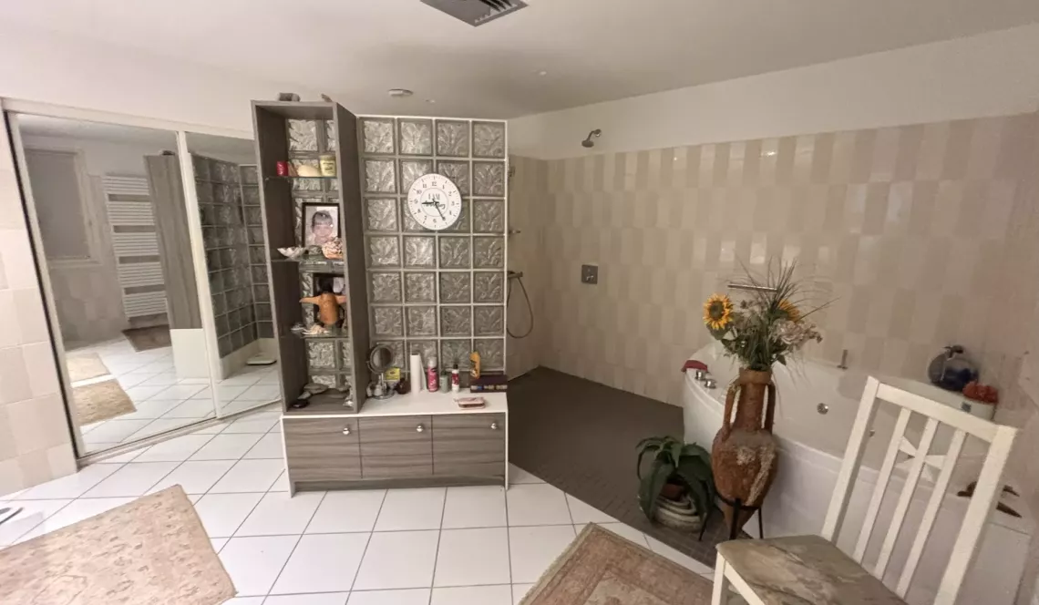 Exceptionnel à Bidart - Dans un cadre enchanteur, villa 4 chambres/4 salles d’eau de 255 m² habitable, pièce de vie de 76 m², garage, atelier, caves et piscine sur 4421 m² de terrain