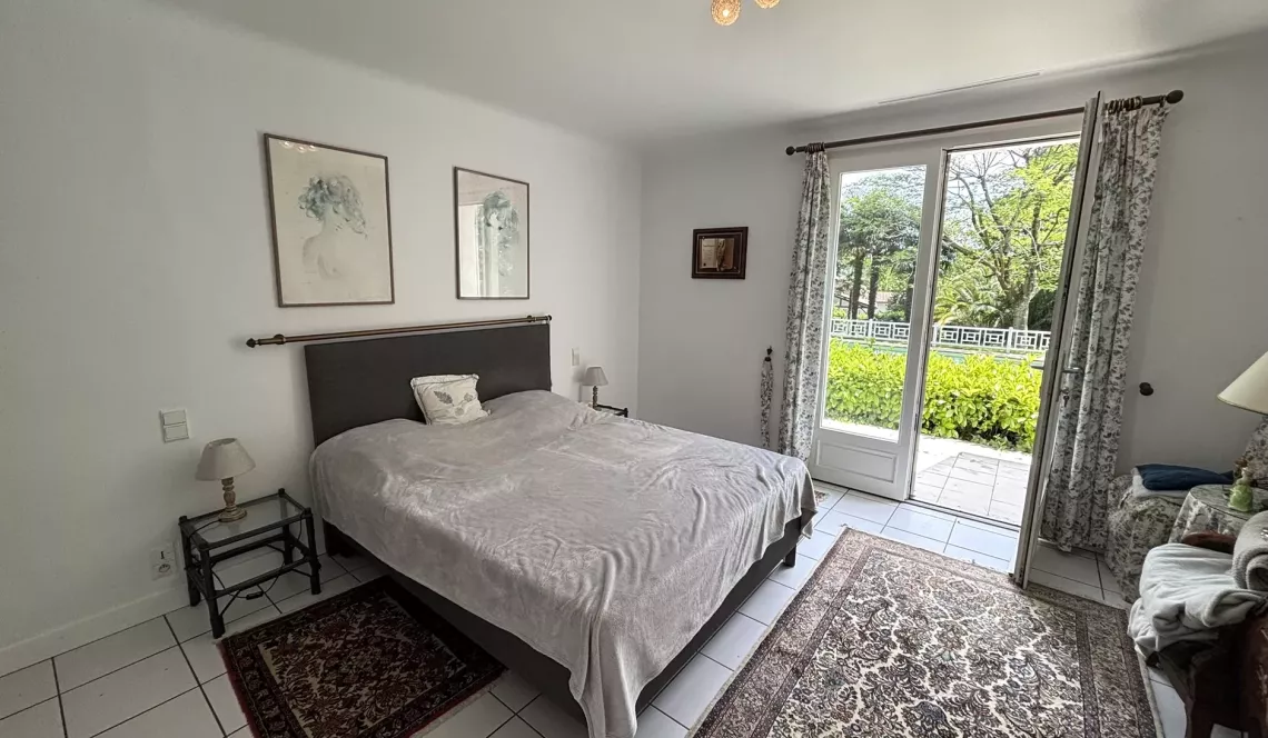 Exceptionnel à Bidart - Dans un cadre enchanteur, villa 4 chambres/4 salles d’eau de 255 m² habitable, pièce de vie de 76 m², garage, atelier, caves et piscine sur 4421 m² de terrain