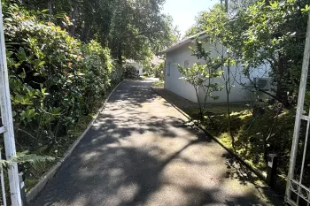 Exceptionnel à Bidart - Dans un cadre enchanteur, villa 4 chambres/4 salles d’eau de 255 m² habitable, pièce de vie de 76 m², garage, atelier, caves et piscine sur 4421 m² de terrain