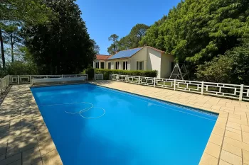 Exceptionnel à Bidart - Dans un cadre enchanteur, villa 4 chambres/4 salles d’eau de 255 m² habitable, pièce de vie de 76 m², garage, atelier, caves et piscine sur 4421 m² de terrain