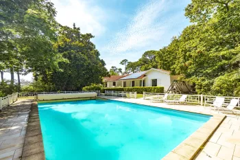 Exceptionnel à Bidart - Dans un cadre enchanteur, villa 4 chambres/4 salles d’eau de 255 m² habitable, pièce de vie de 76 m², garage, atelier, caves et piscine sur 4421 m² de terrain