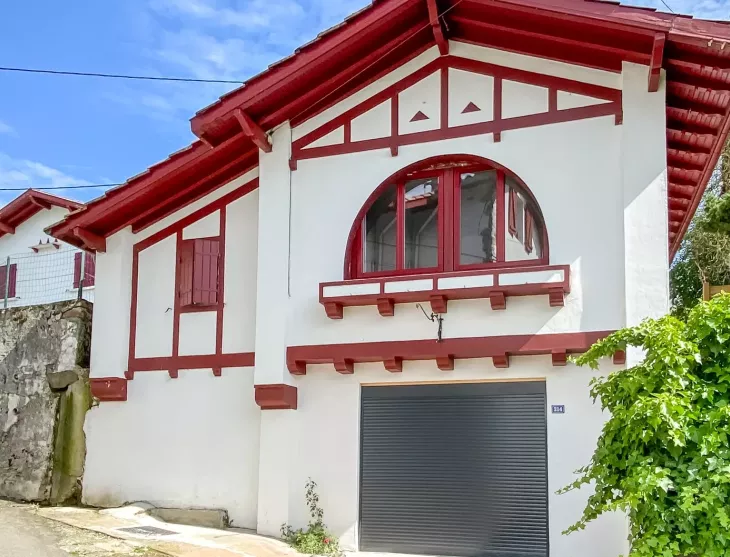 Seulement chez Donzacq à St Etienne de Baigorry - Maison entièrement rénovée de 65 m² habitable + garage + jardinet dans un cadre enchanteur à la campagne 