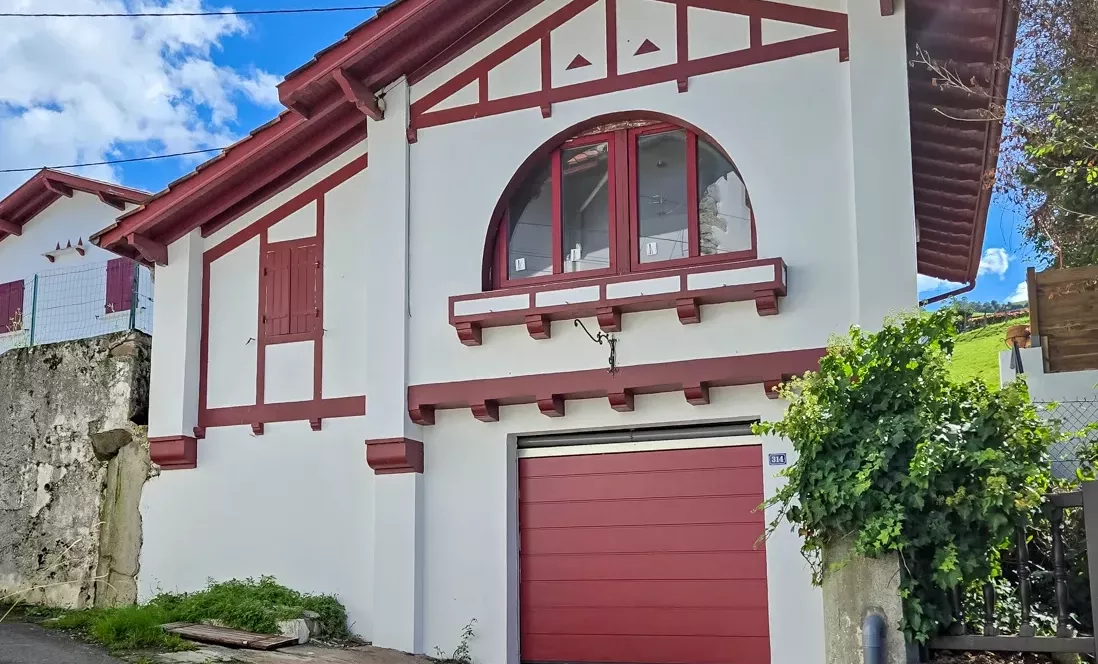 Seulement chez Donzacq à St Etienne de Baigorry - Maison entièrement rénovée de 65 m² habitable + garage + jardinet dans un cadre enchanteur à la campagne 