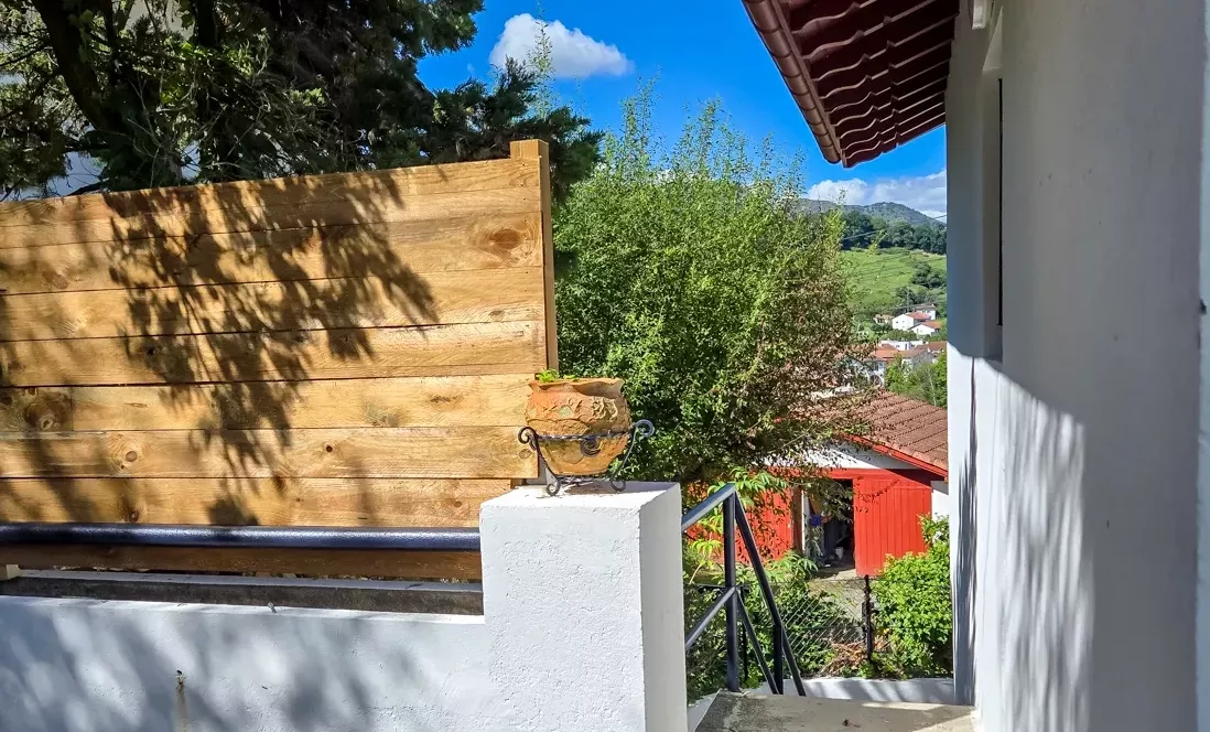 Seulement chez Donzacq à St Etienne de Baigorry - Maison entièrement rénovée de 65 m² habitable + garage + jardinet dans un cadre enchanteur à la campagne 