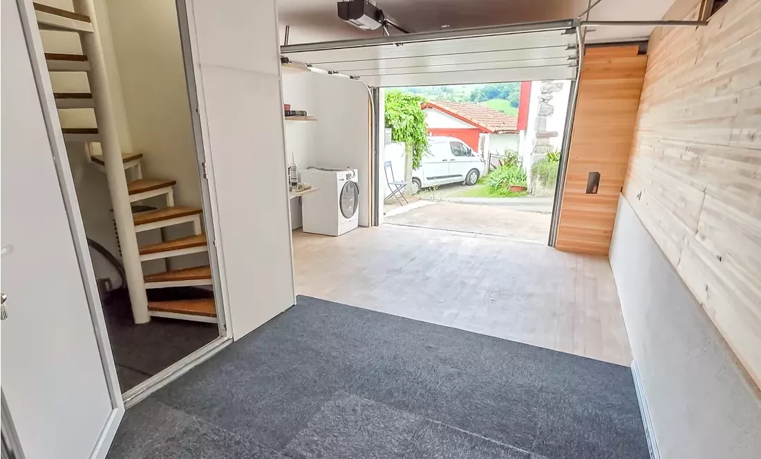 Seulement chez Donzacq à St Etienne de Baigorry - Maison entièrement rénovée de 65 m² habitable + garage + jardinet dans un cadre enchanteur à la campagne 