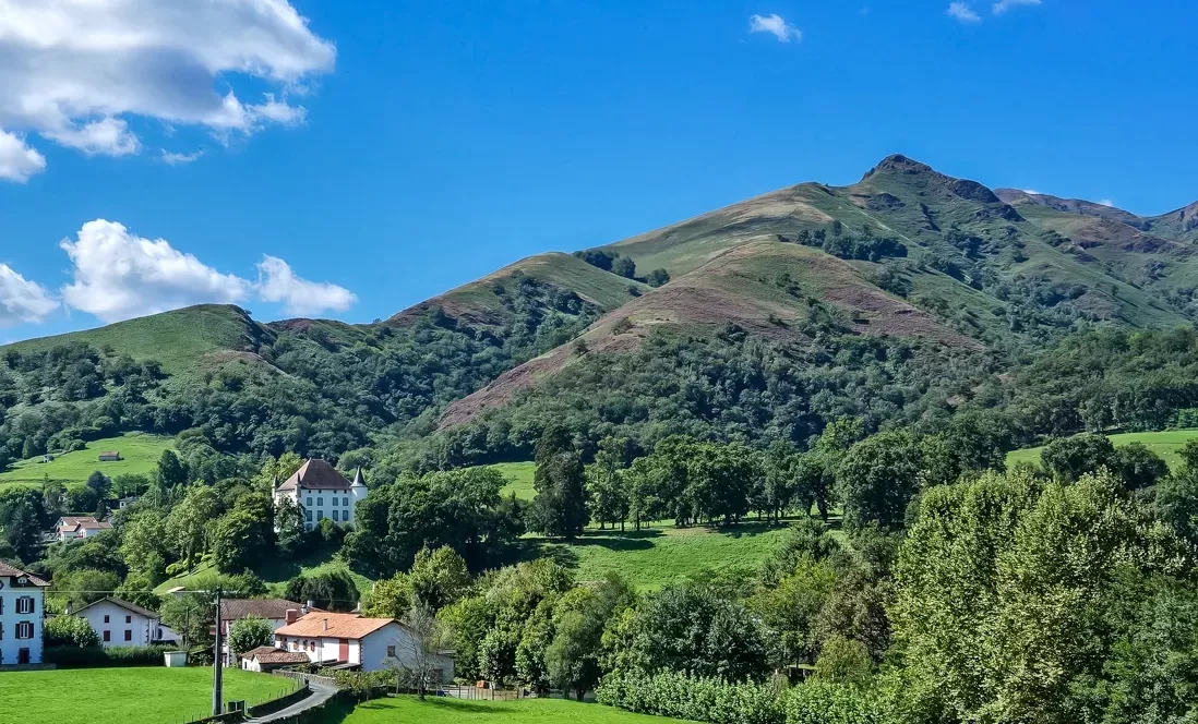 Seulement chez Donzacq à St Etienne de Baigorry - Maison entièrement rénovée de 65 m² habitable + garage + jardinet dans un cadre enchanteur à la campagne 