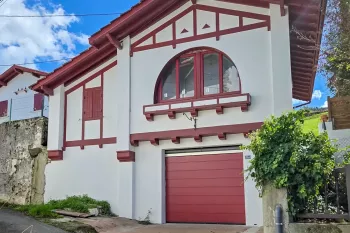Seulement chez Donzacq à St Etienne de Baigorry - Maison entièrement rénovée de 65 m² habitable + garage + jardinet dans un cadre enchanteur à la campagne 