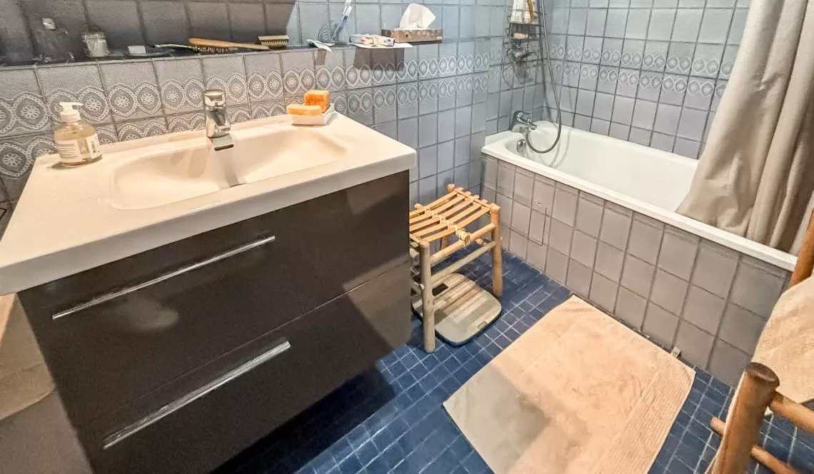 Bayonne Camps de Prats - A deux pas du centre ville, au calme et sans vis à vis, lumineux type 3 de 70 m² habitable, balcon + terrasse + séchoir à l’étage de 19 m². Possibilité d’acheter un garage en plus