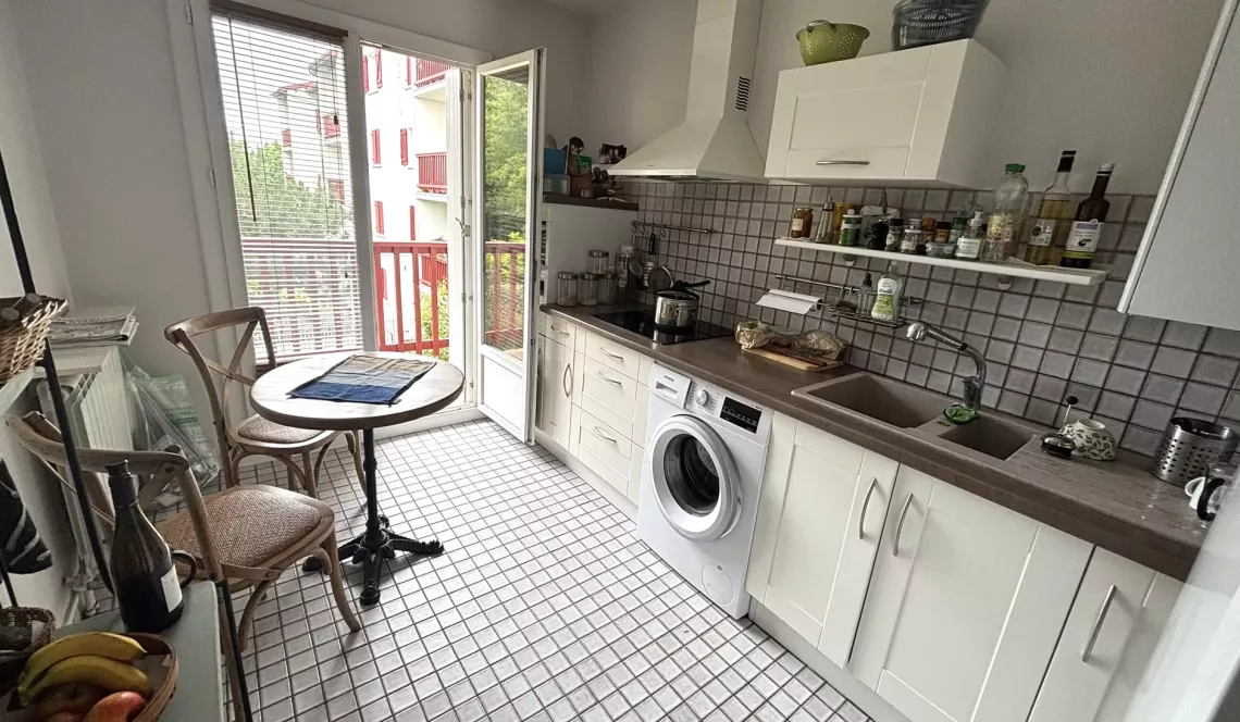 Bayonne Camps de Prats - A deux pas du centre ville, au calme et sans vis à vis, lumineux type 3 de 70 m² habitable, balcon + terrasse + séchoir à l’étage de 19 m². Possibilité d’acheter un garage en plus