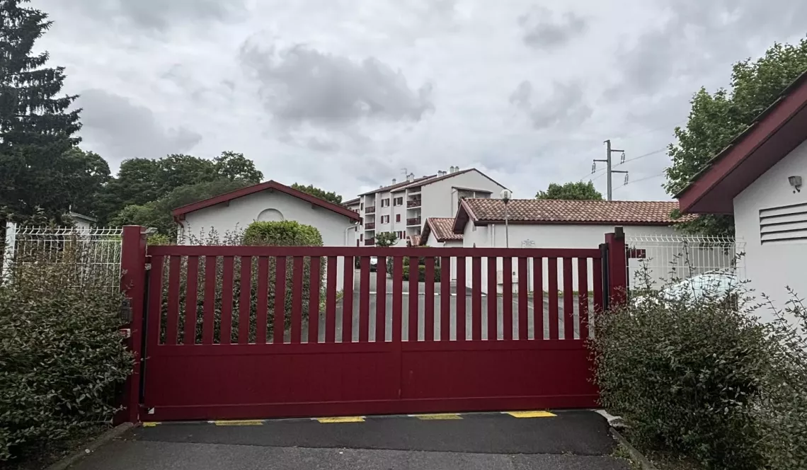 Bayonne Camps de Prats - A deux pas du centre ville, au calme et sans vis à vis, lumineux type 3 de 70 m² habitable, balcon + terrasse + séchoir à l’étage de 19 m². Possibilité d’acheter un garage en plus
