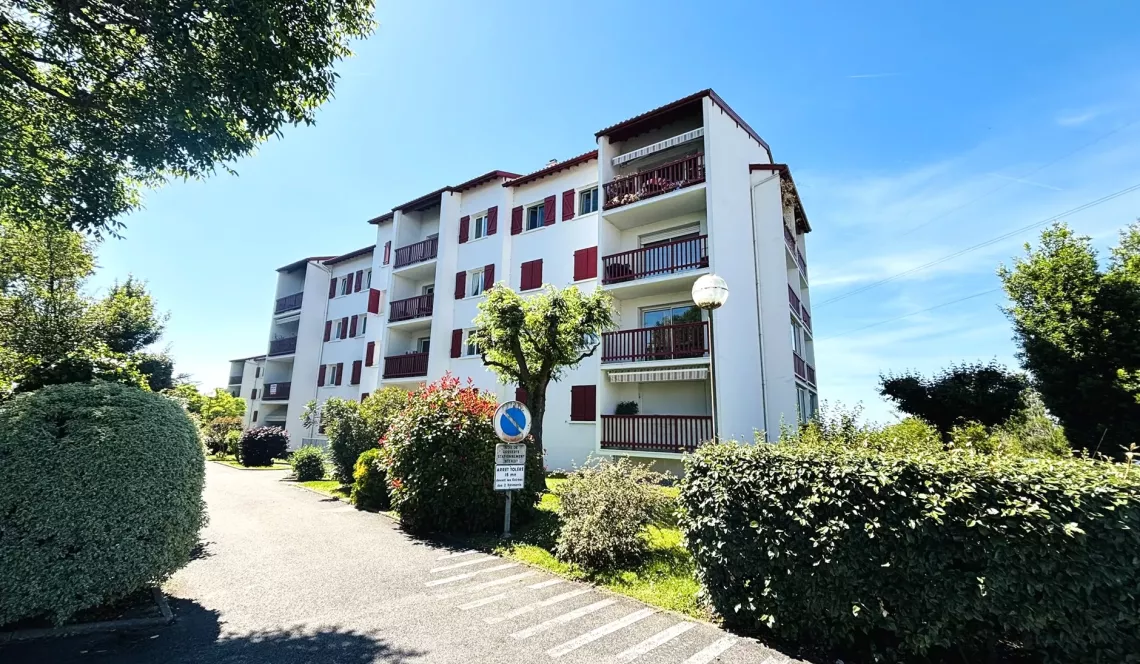 Bayonne Camps de Prats - A deux pas du centre ville, au calme et sans vis à vis, lumineux type 3 de 70 m² habitable, balcon + terrasse + séchoir à l’étage de 19 m². Possibilité d’acheter un garage en plus