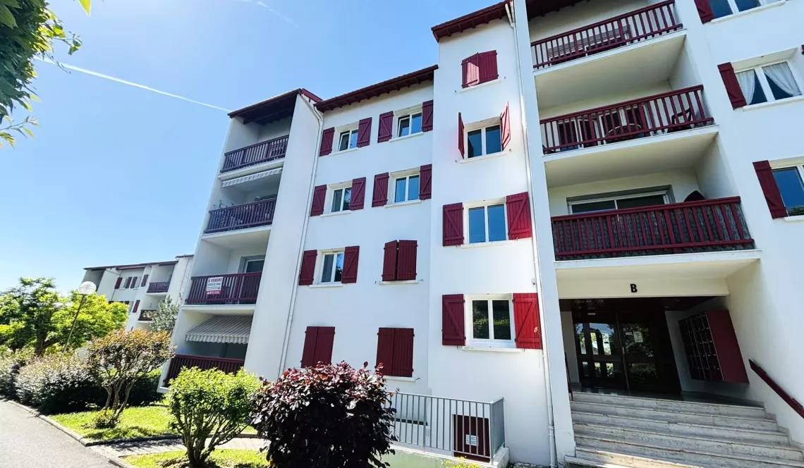 Bayonne Camps de Prats - A deux pas du centre ville, au calme et sans vis à vis, lumineux type 3 de 70 m² habitable, balcon + terrasse + séchoir à l’étage de 19 m². Possibilité d’acheter un garage en plus