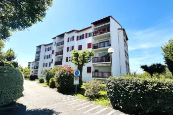 Bayonne Camps de Prats - A deux pas du centre ville, au calme et sans vis à vis, lumineux type 3 de 70 m² habitable, balcon + terrasse + séchoir à l’étage de 19 m². Possibilité d’acheter un garage en plus