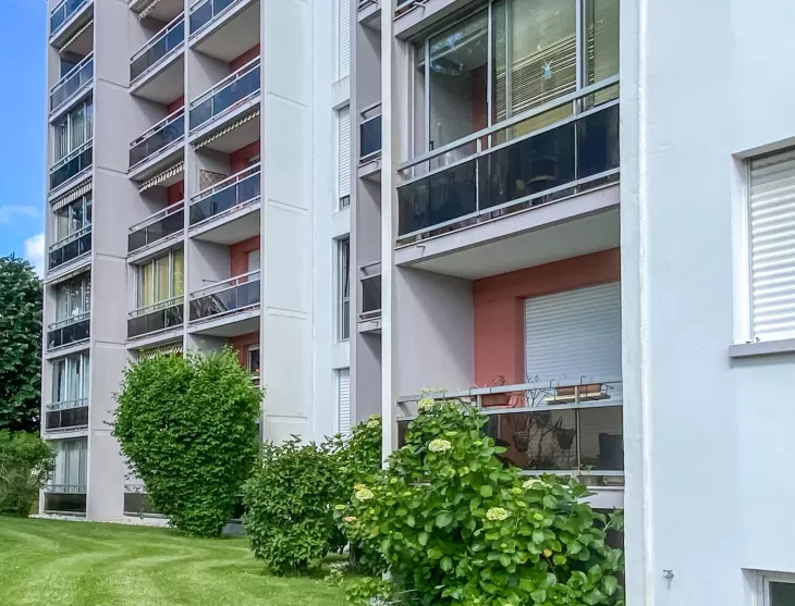 Anglet Central - Type 4 de 104 m² habitable en bon état, 3 chambres, 2 salles d’eau, séjour de 30 m². Place de parking + possibilité d’acheter un garage