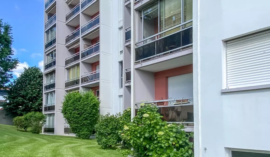 Anglet Central - Type 4 de 104 m² habitable en bon état, 3 chambres, 2 salles d’eau, séjour de 30 m². Place de parking + possibilité d’acheter un garage