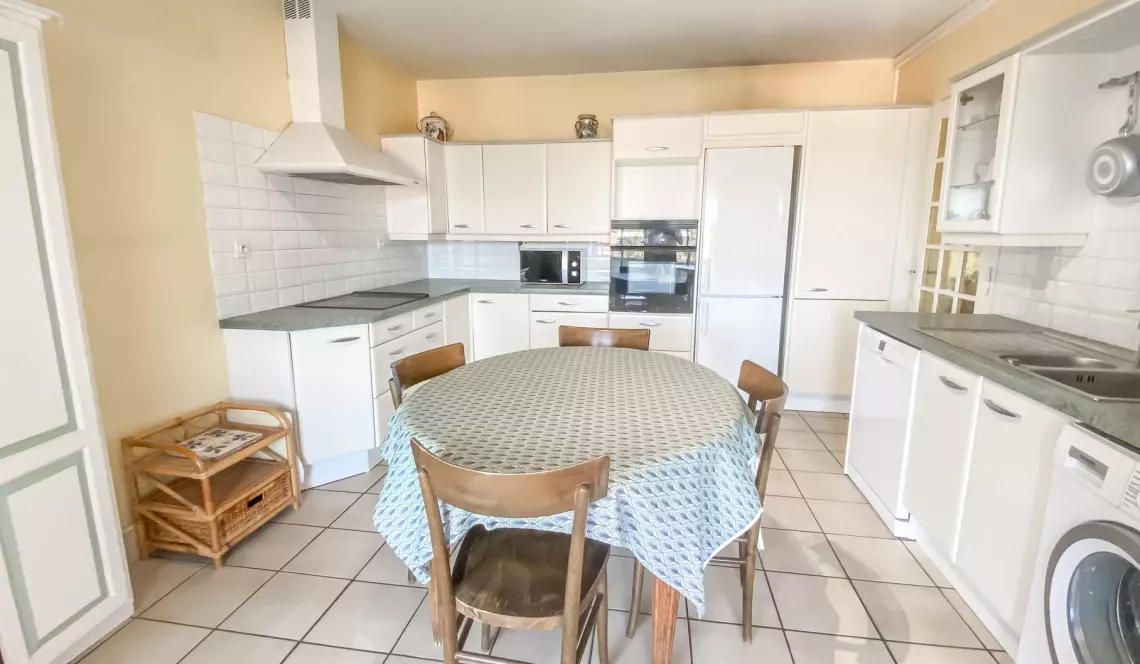 Anglet Central - Type 4 de 104 m² habitable en bon état, 3 chambres, 2 salles d’eau, séjour de 30 m². Place de parking + possibilité d’acheter un garage