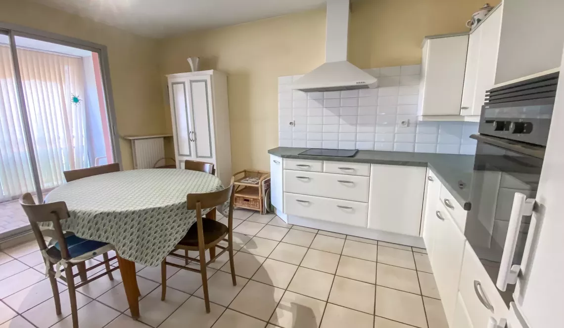 Anglet Central - Type 4 de 104 m² habitable en bon état, 3 chambres, 2 salles d’eau, séjour de 30 m². Place de parking + possibilité d’acheter un garage