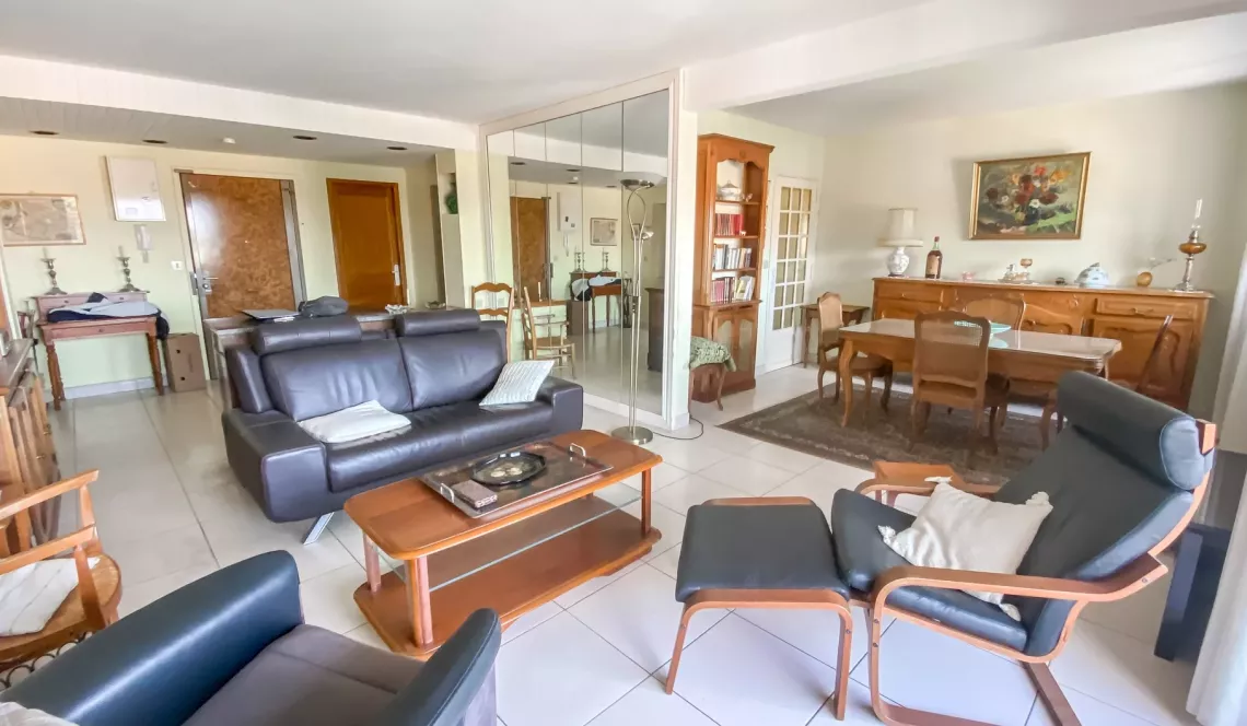 Anglet Central - Type 4 de 104 m² habitable en bon état, 3 chambres, 2 salles d’eau, séjour de 30 m². Place de parking + possibilité d’acheter un garage