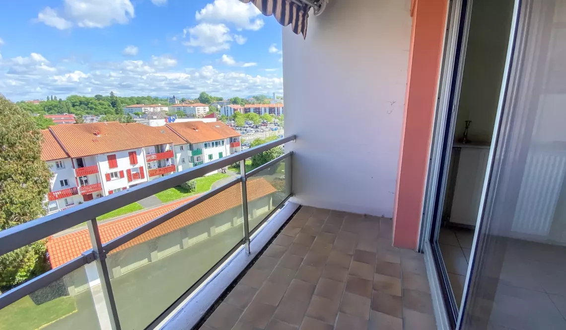 Anglet Central - Type 4 de 104 m² habitable en bon état, 3 chambres, 2 salles d’eau, séjour de 30 m². Place de parking + possibilité d’acheter un garage