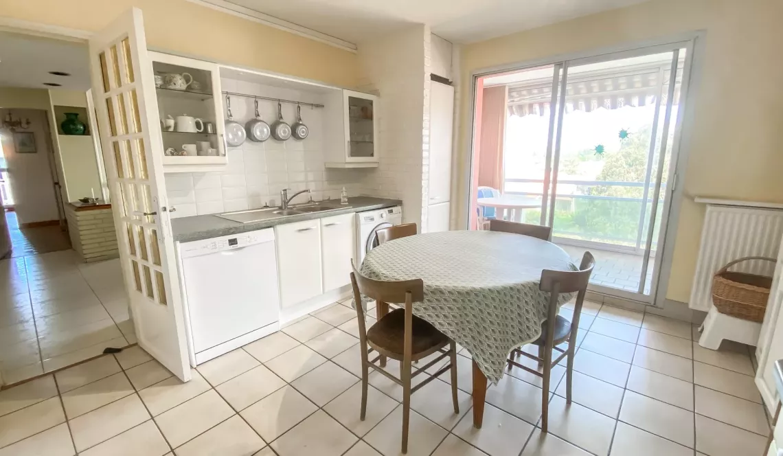 Anglet Central - Type 4 de 104 m² habitable en bon état, 3 chambres, 2 salles d’eau, séjour de 30 m². Place de parking + possibilité d’acheter un garage
