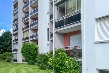 Anglet Central - Type 4 de 104 m² habitable en bon état, 3 chambres, 2 salles d’eau, séjour de 30 m². Place de parking + possibilité d’acheter un garage