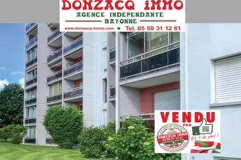 Anglet Central - Type 4 de 104 m² habitable en bon état, 3 chambres, 2 salles d’eau, séjour de 30 m². Place de parking + possibilité d’acheter un garage
