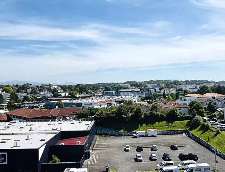 Anglet Bab² - Dernier étage et vue incroyable au sud pour ce type 4 de 89 m² habitable et son double séjour de 33 m², 2 chambres, cuisine indépendante + loggia. Cave. Possibilité de garage en +.