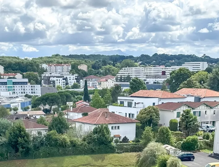Anglet Bab² - Dernier étage et vue incroyable au sud pour ce type 4 de 89 m² habitable et son double séjour de 33 m², 2 chambres, cuisine indépendante + loggia. Cave. Possibilité de garage en +.