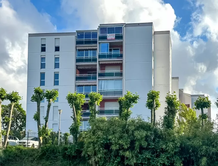 Anglet Bab² - Dernier étage et vue panoramique au sud pour ce type 4 de 101 m² H, double séjour de 33 m², 2 chambres, cuisine indépendante + loggia. Cave. Possibilité de garage en +.