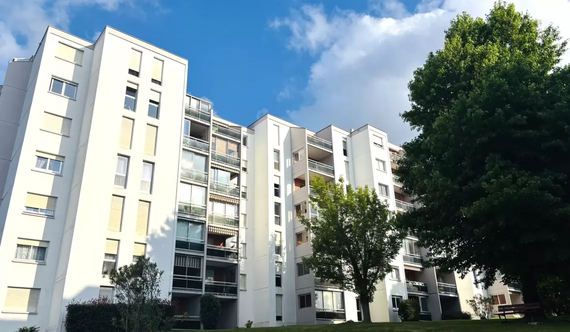 Anglet Bab² - Dernier étage et vue incroyable au sud pour ce type 4 de 89 m² habitable et son double séjour de 33 m², 2 chambres, cuisine indépendante + loggia. Cave. Possibilité de garage en +.