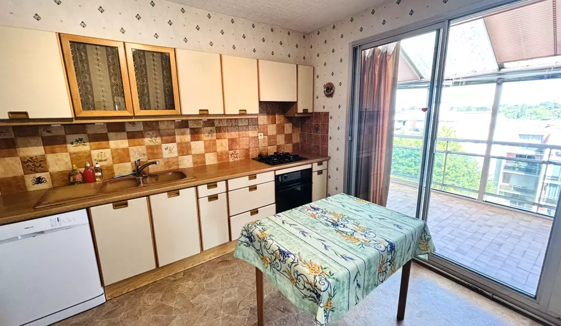 Anglet Bab² - Dernier étage et vue incroyable au sud pour ce type 4 de 89 m² habitable et son double séjour de 33 m², 2 chambres, cuisine indépendante + loggia. Cave. Possibilité de garage en +.