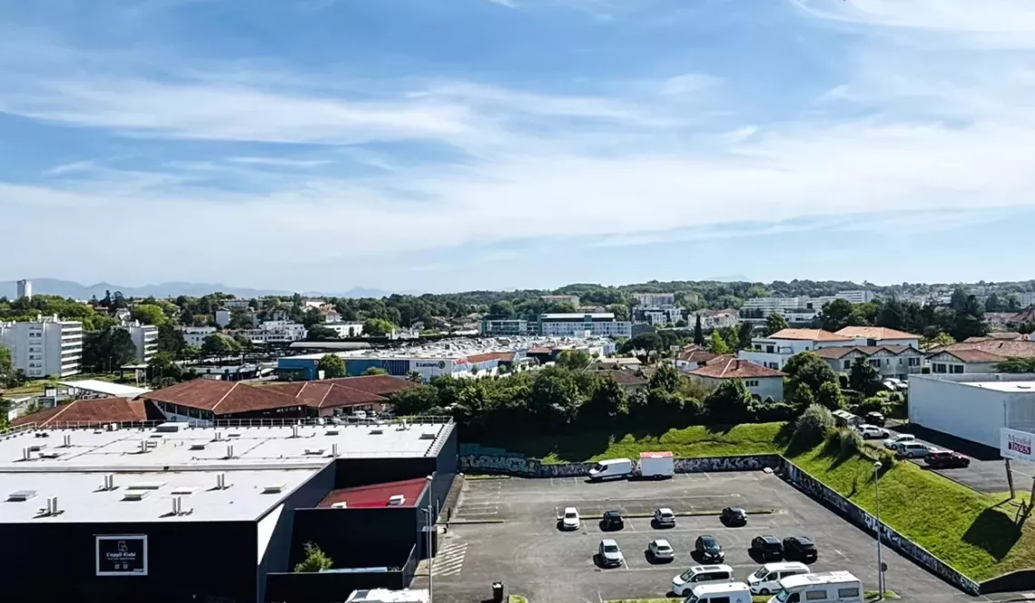 Anglet Bab² - Dernier étage et vue incroyable au sud pour ce type 4 de 89 m² habitable et son double séjour de 33 m², 2 chambres, cuisine indépendante + loggia. Cave. Possibilité de garage en +.