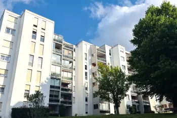 Anglet Bab² - Dernier étage et vue incroyable au sud pour ce type 4 de 89 m² habitable et son double séjour de 33 m², 2 chambres, cuisine indépendante + loggia. Cave. Possibilité de garage en +.