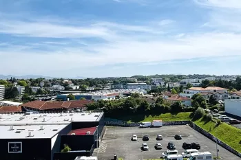 Anglet Bab² - Dernier étage et vue incroyable au sud pour ce type 4 de 89 m² habitable et son double séjour de 33 m², 2 chambres, cuisine indépendante + loggia. Cave. Possibilité de garage en +.