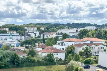 Anglet Bab² - Dernier étage et vue incroyable au sud pour ce type 4 de 89 m² habitable et son double séjour de 33 m², 2 chambres, cuisine indépendante + loggia. Cave. Possibilité de garage en +.
