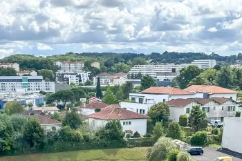 Anglet Bab² - Dernier étage et vue panoramique au sud pour ce type 4 de 101 m² H, double séjour de 33 m², 2 chambres, cuisine indépendante + loggia. Cave. Possibilité de garage en +.